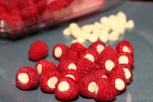 white chocolate stuffed raspberries 