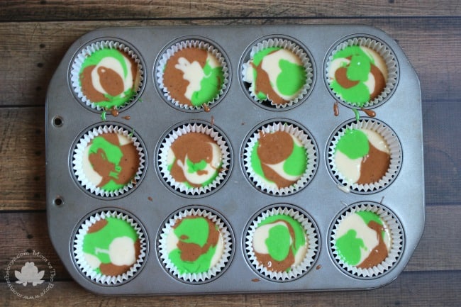 camo cupcake batter