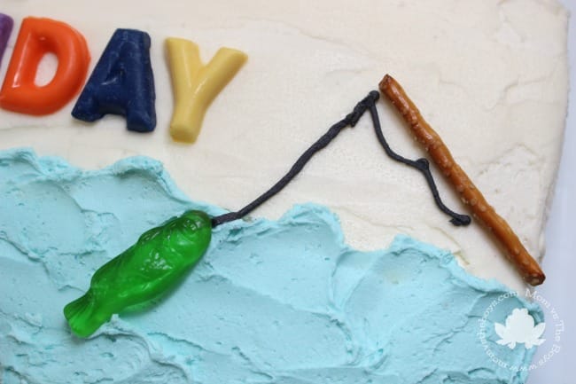 Easy Fishing Cake for Summer Parties – Mom vs the Boys